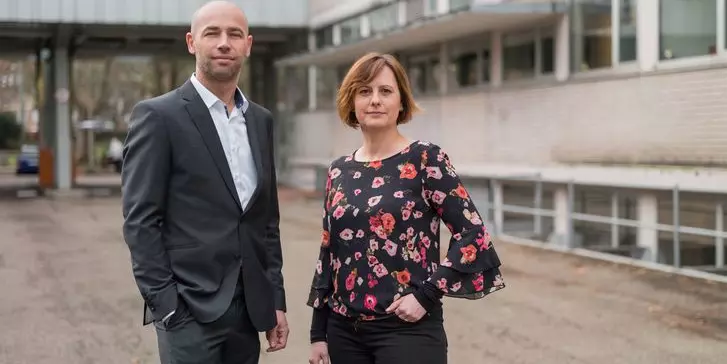 Zwei Mitarbeiter im Hof des Unternehmens