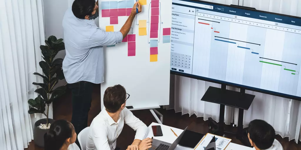 Ein Team zeichnet auf einem Whiteboard