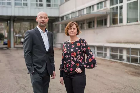 Zwei Mitarbeiter im Hof des Unternehmens