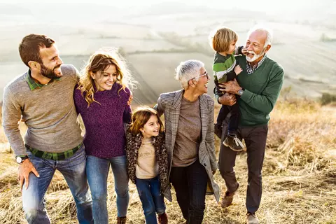 Eine Familie während eines Spaziergangs