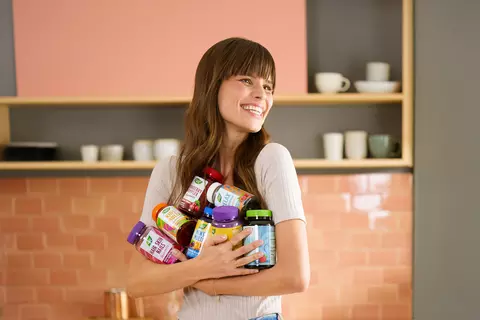 Ein Frau hält Produkte von Nature's Way im Arm